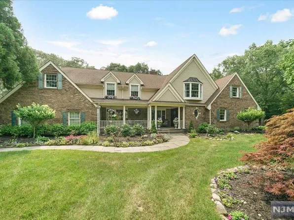 884 Meadow Ln, Franklin Lakes, NJ 07417