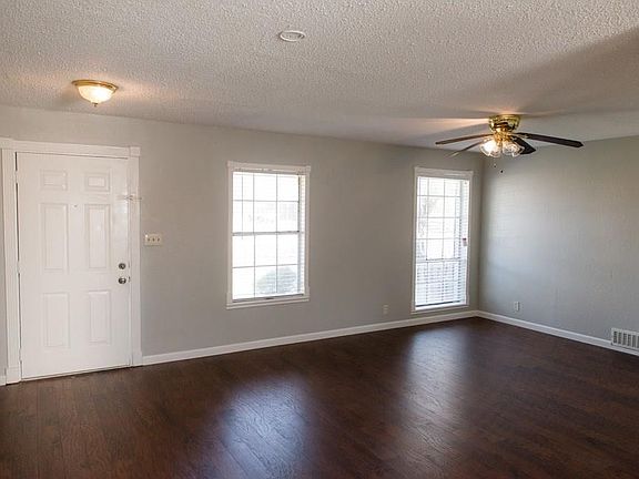 2nd image of 1412 Hawthorne Ln