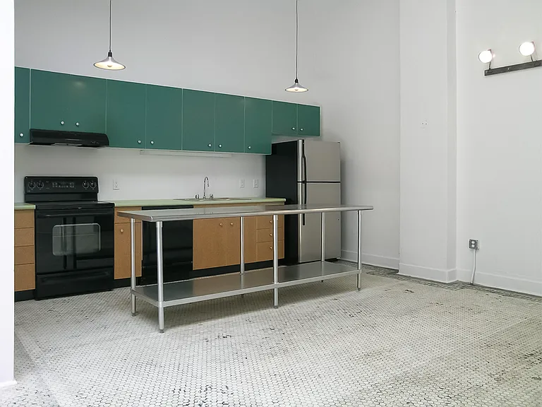 410 N Craig St #I — Photo 3