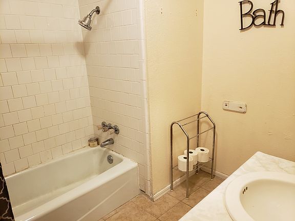 Full bath, upstairs
