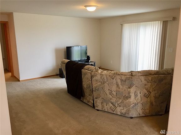 3rd image of 204 E Linden Ave