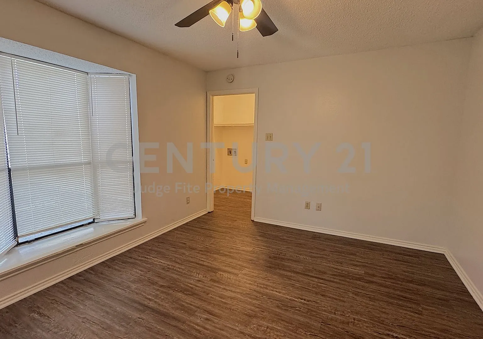 Charming 3/2/2 in Garland For Rent! — Photo 3