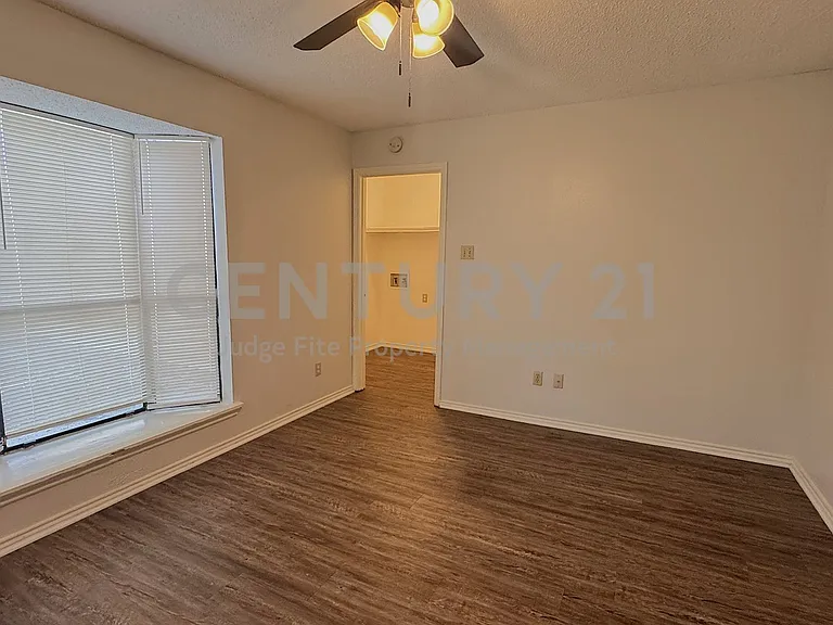 1122 Pyramid Dr — Photo 3