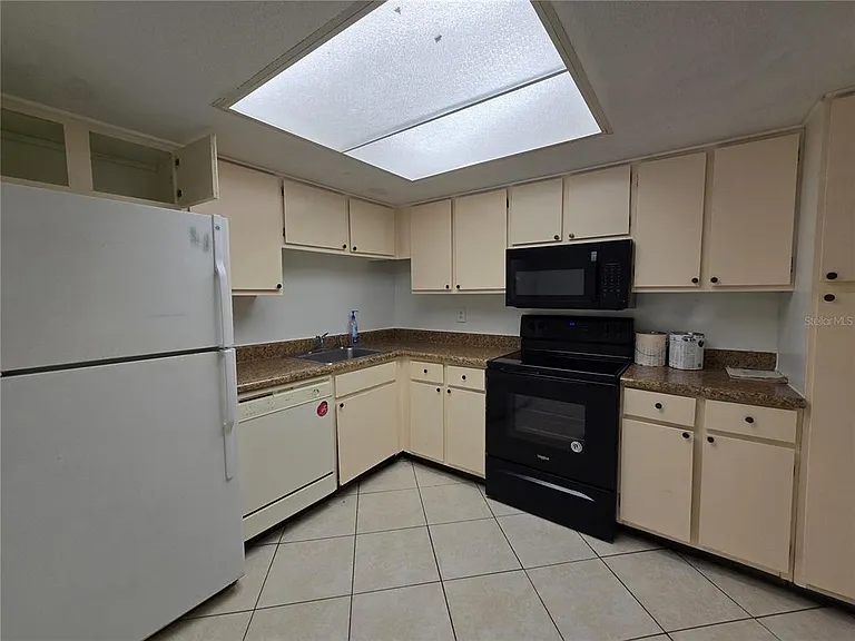 561 Fairways Cir #A — Photo 8