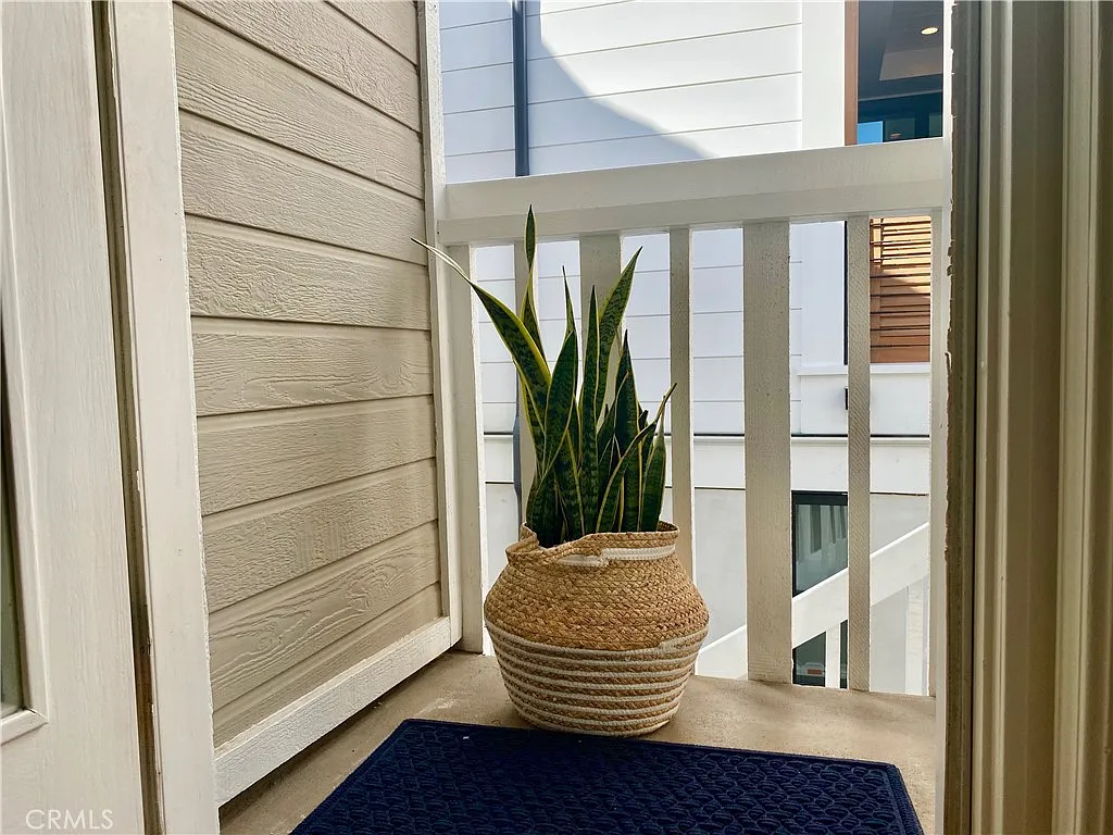 2 bed, 791 sqft, $5,900 — Photo 2