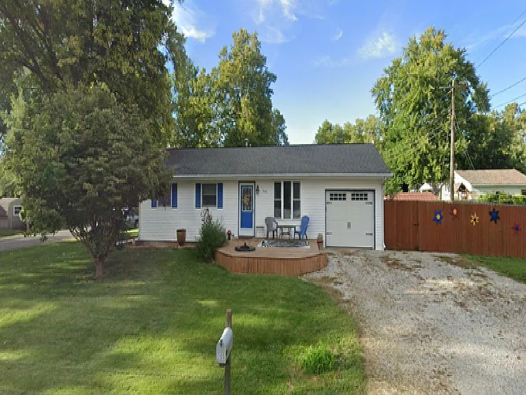 300 Parkview Dr — Photo 1