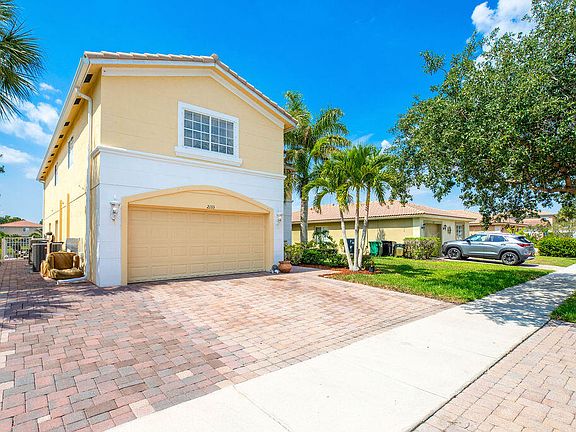 4th image of 2133 SW Newport Isles Blvd