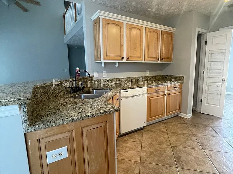 475 Ellesmere Way — Photo 11