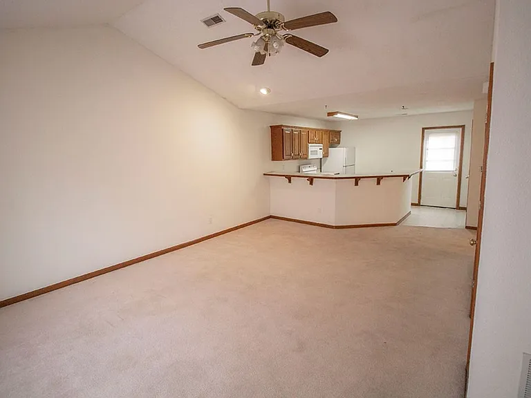 1318 Valley Creek Ln — Photo 2