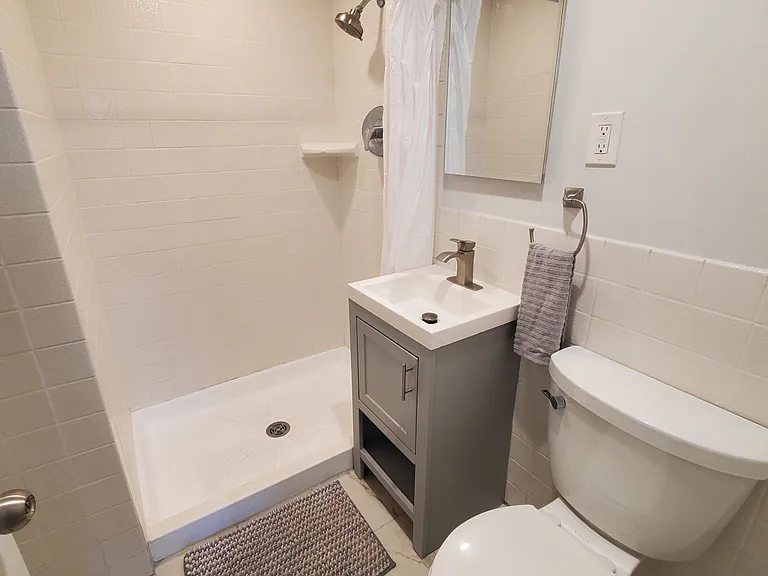 130 Roycroft — Photo 12