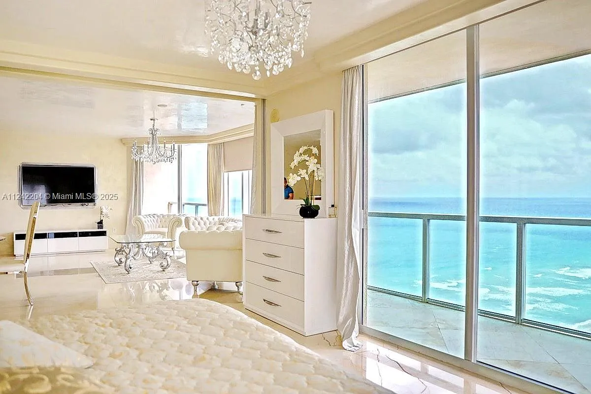 La Perla Condo — Photo 1