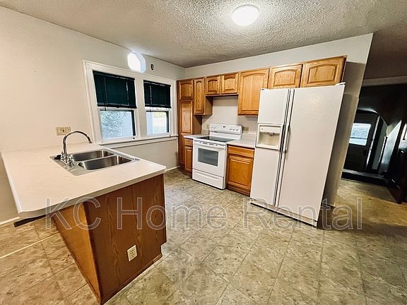4th image of 3725 Locust St
