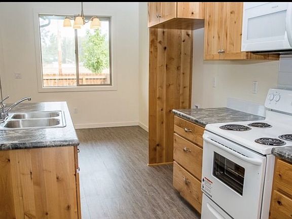 3rd image of 1115 NE 10th St