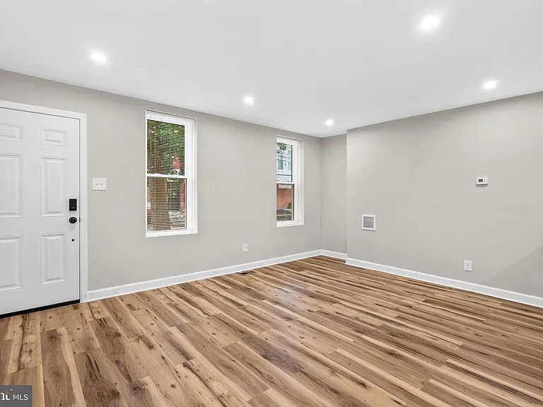 1908 N Croskey St — Photo 20