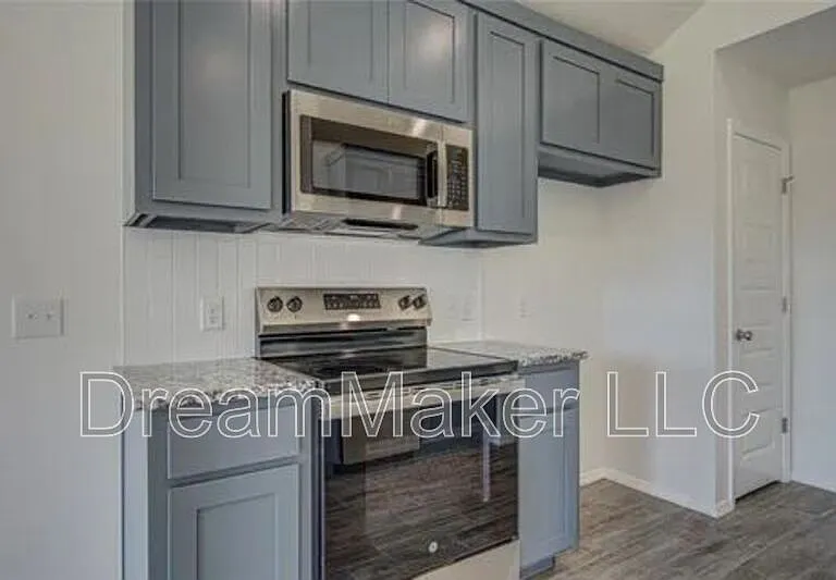 2405 S 28th Ter — Photo 13