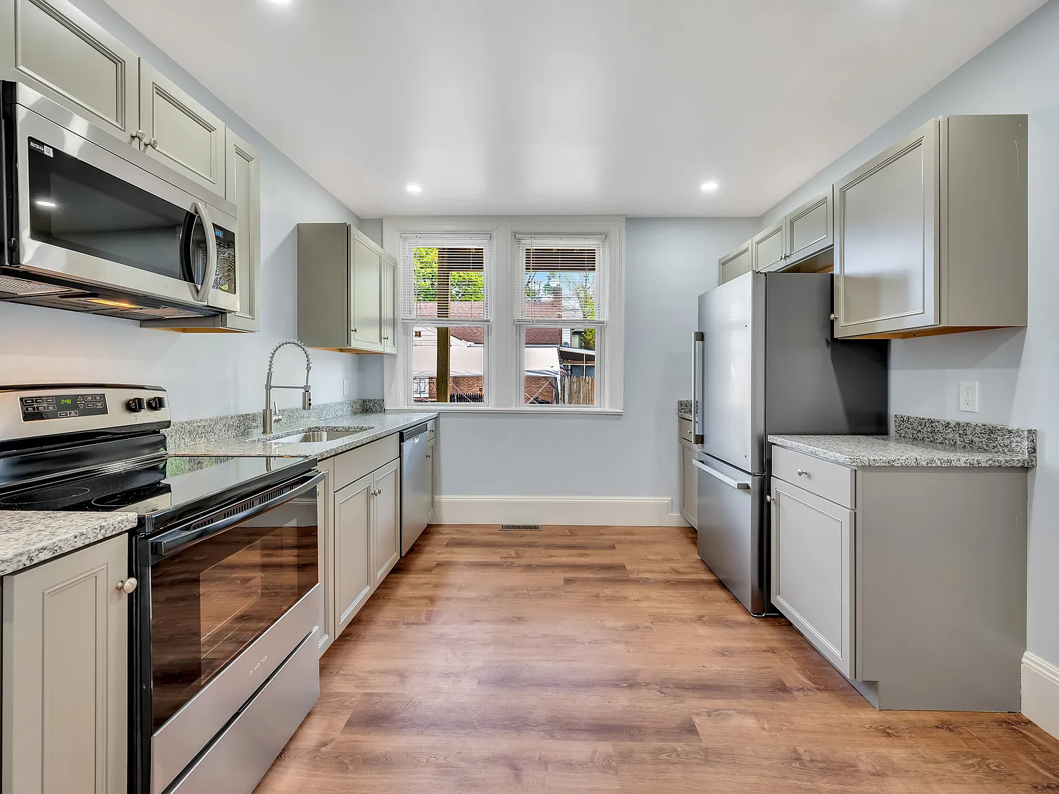 5 bed, 2400 sqft, $2,900 — Photo 4