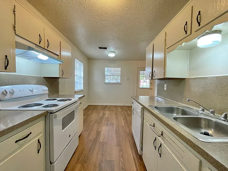 1404 Cross St — Photo 7