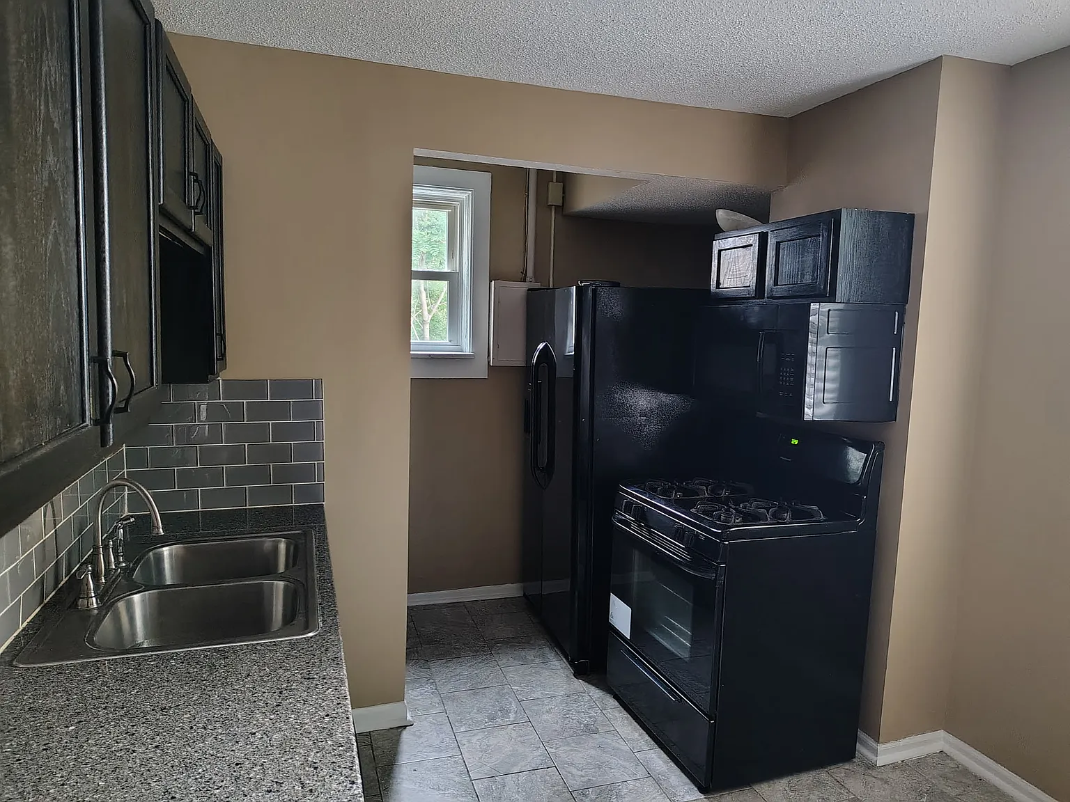 3 bed, 1097 sqft, $1,350 — Photo 1