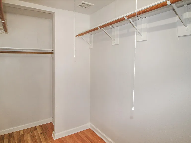 10534 Huntington Wood Dr — Photo 17