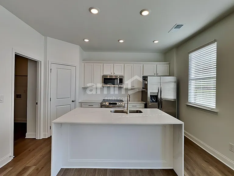 1025 Highland Walk — Photo 4