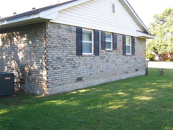 4th image of 704 S Moody Dr
