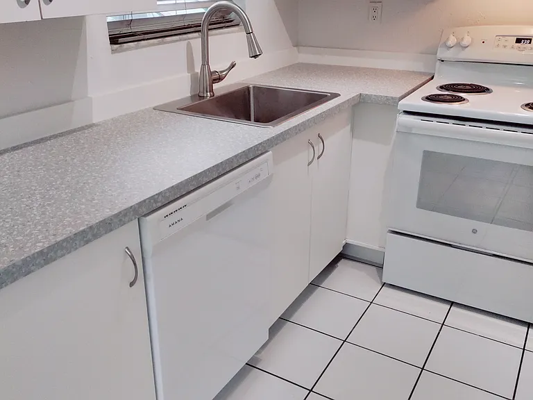 125 SW 19th Ave #UTIL INCLUDED — Photo 10