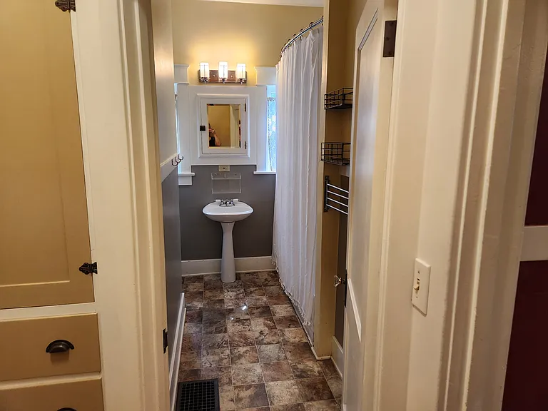 1315 W Hays St — Photo 27