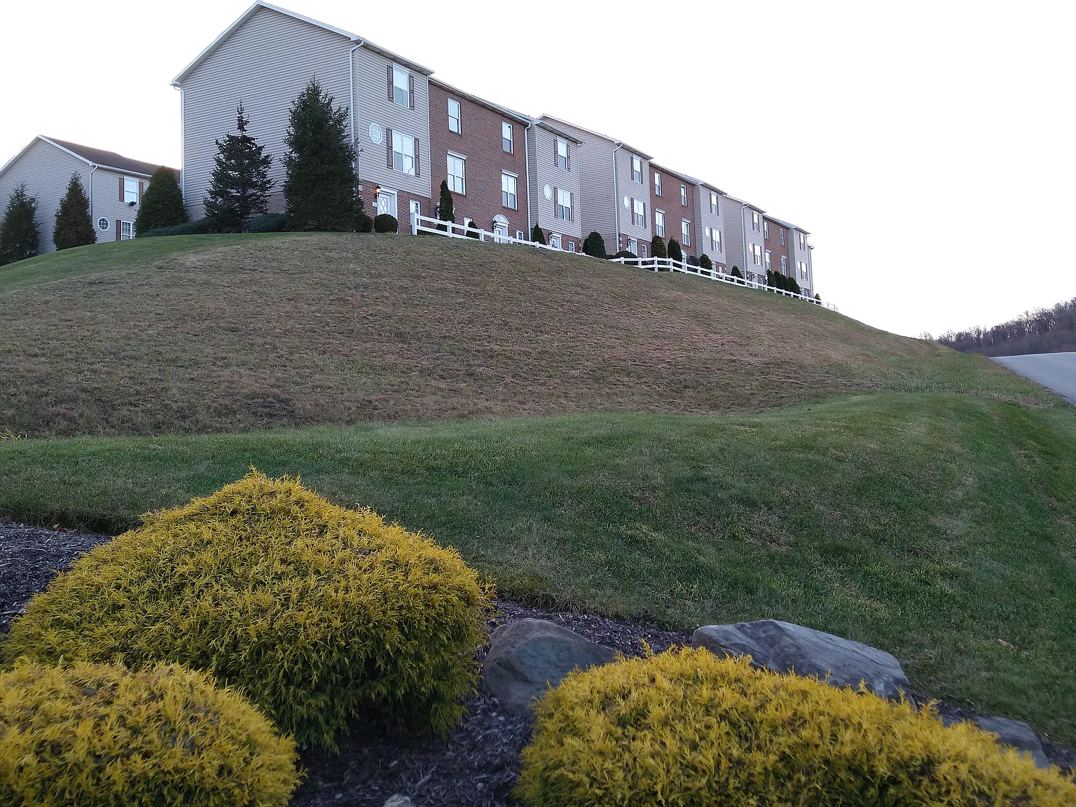 2 bed, 1.5 bath, 1728 sqft, $1,265 — Photo 1