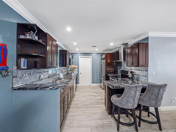 3rd image of 1830 N 27th Avenue