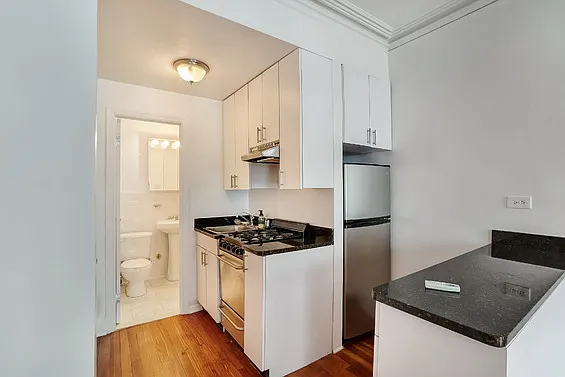 37 E 65th St #3A — Photo 4