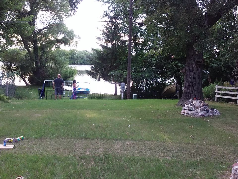 2nd image of 605 1st St NE