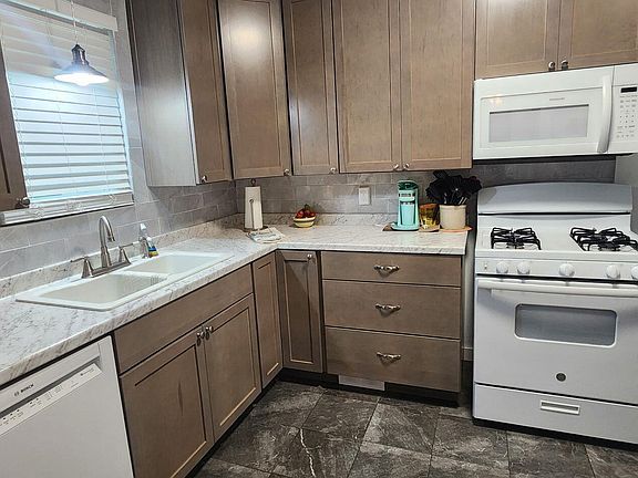 4th image of 135 W 5th St