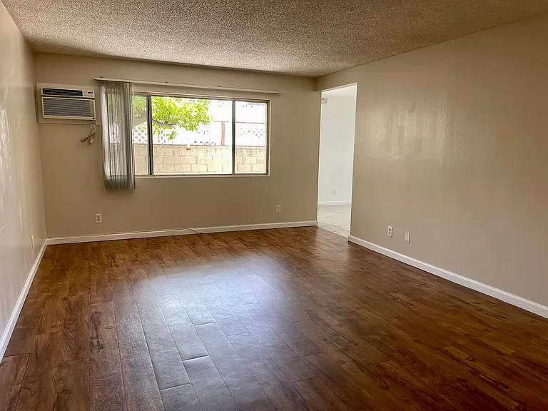 2064 E Evergreen St #2064 — Photo 2