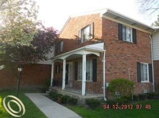 20648 Williamsburg Ct, Harper Woods, MI 48225