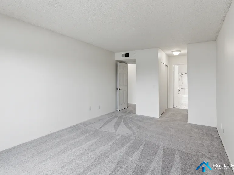 424 Oak St #330 — Photo 16