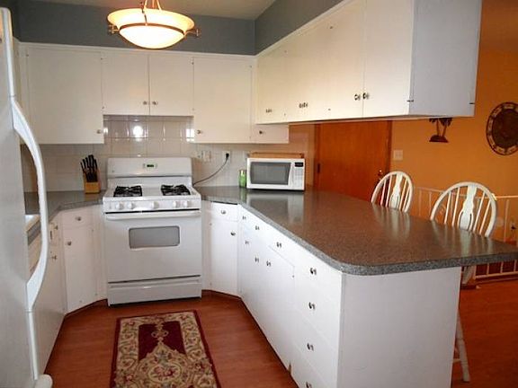Kitchen w/ Breakfast Bar