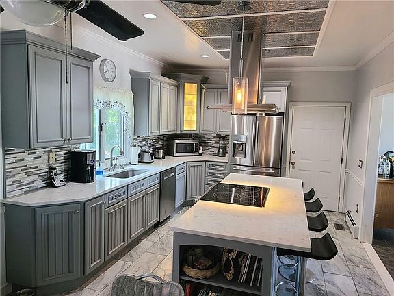 3rd image of 586 Wakefield St