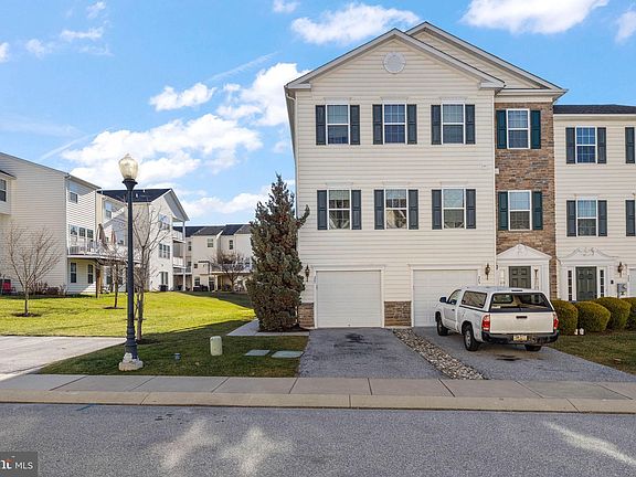 3rd image of 387 Larose Dr