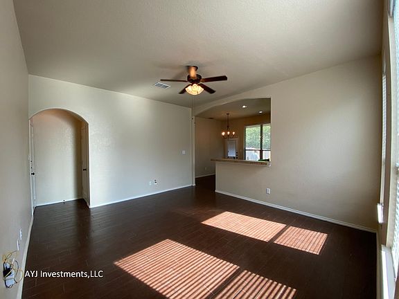 3rd image of 594 Creekside Cir