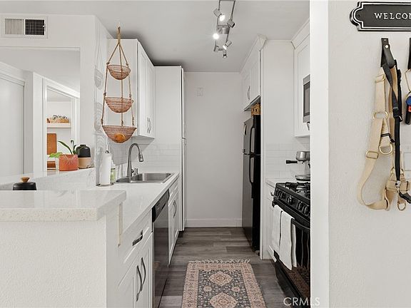5th image of 18620 Hatteras St Unit 157
