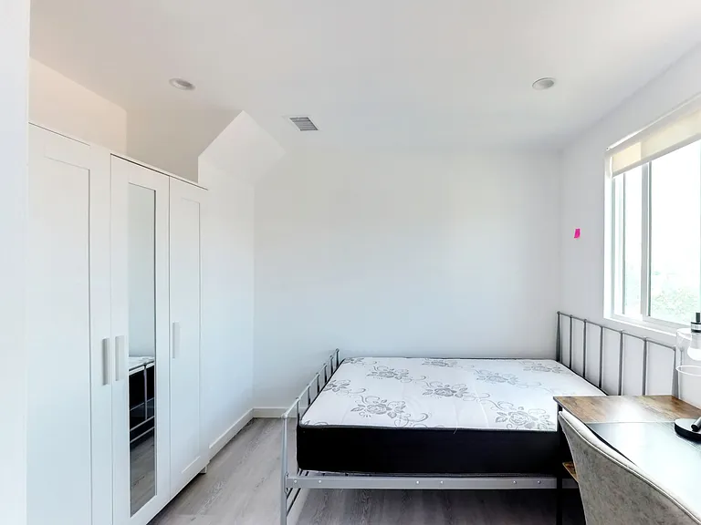 1815 W Adams Blvd — Photo 32