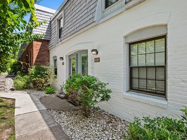 428 Country View Ct, Pittsburgh, PA 15205
