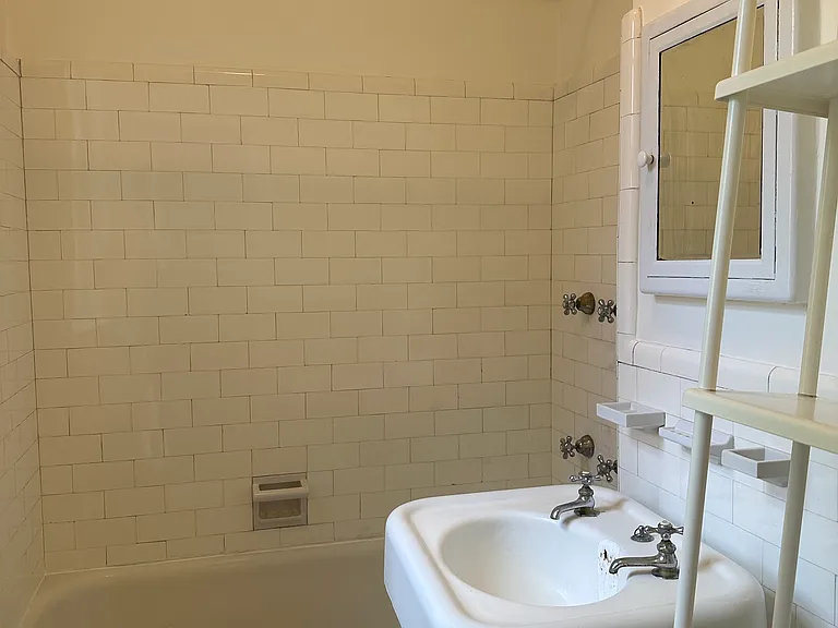40 Linnaean St #12A — Photo 7
