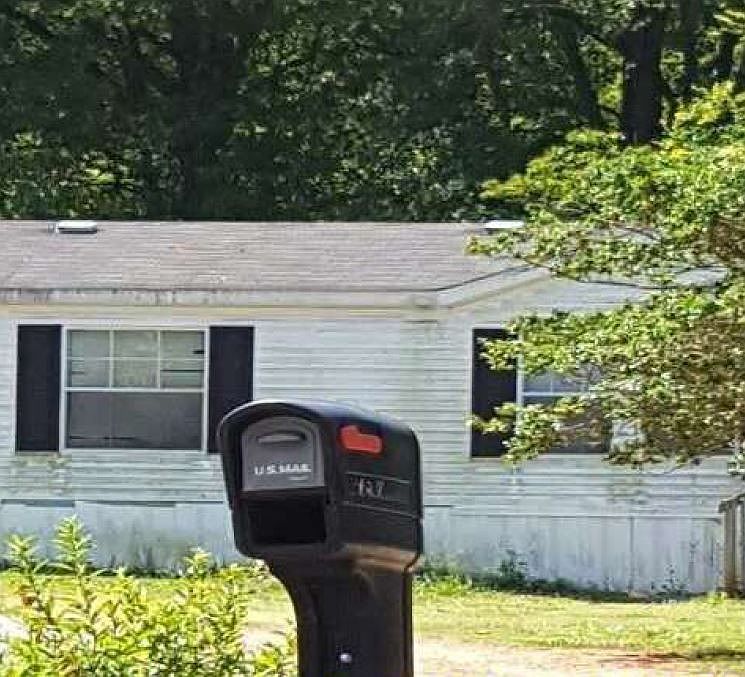 2nd image of 424 Hall St