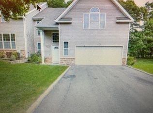 1 Arielle Ct, Hauppauge, NY 11749