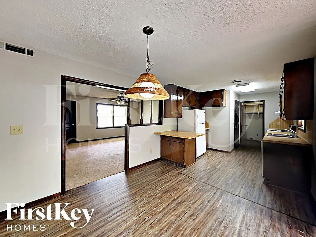 3 bed, 2.0 bath, 961 sqft, $1,915 — Photo 3