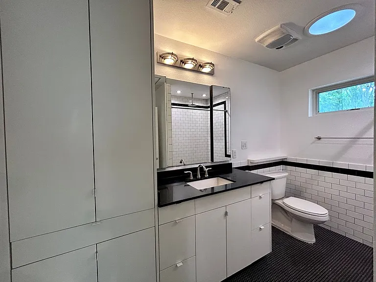 1718 Giles St — Photo 11