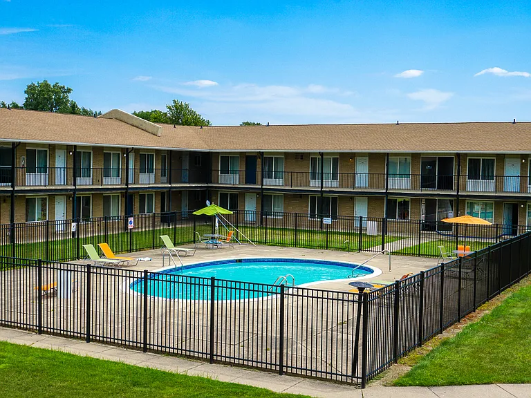 Huntington Club Apartments — Photo 19