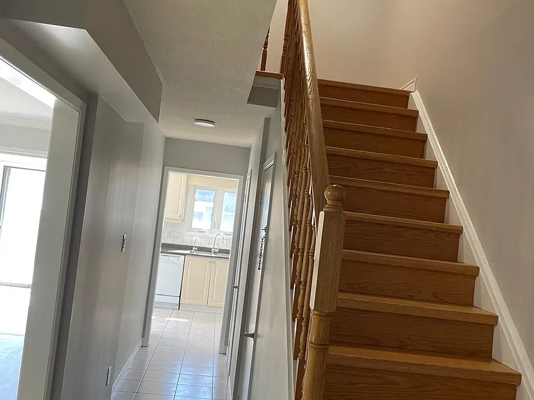 33 Rowe Ct — Photo 2