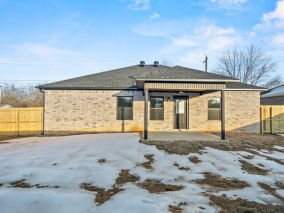 4th image of 202 S Apple St